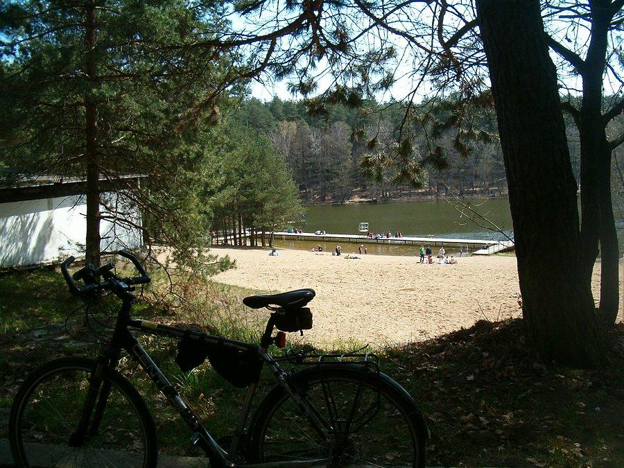 04-05-2013. Sobotnia rowerówka z Markiem. Widok na pomost i kąpielisko przy jeziorze Wielkim Borówno, koło Skarszew.
