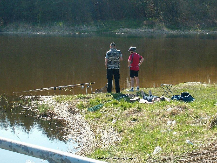 04-05-2013. Sobotnia rowerówka z Markiem. Marek rozmawia z wędkarzem nad Jeziorem Wielkim Rokitkowskim, koło Tczewa..