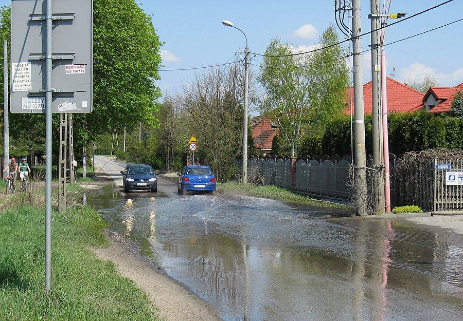 Józefosław - kałuża, która jest tu od zawsze