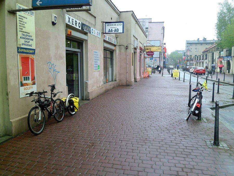 2 rowerowe Tir-y czekające na załadunek
