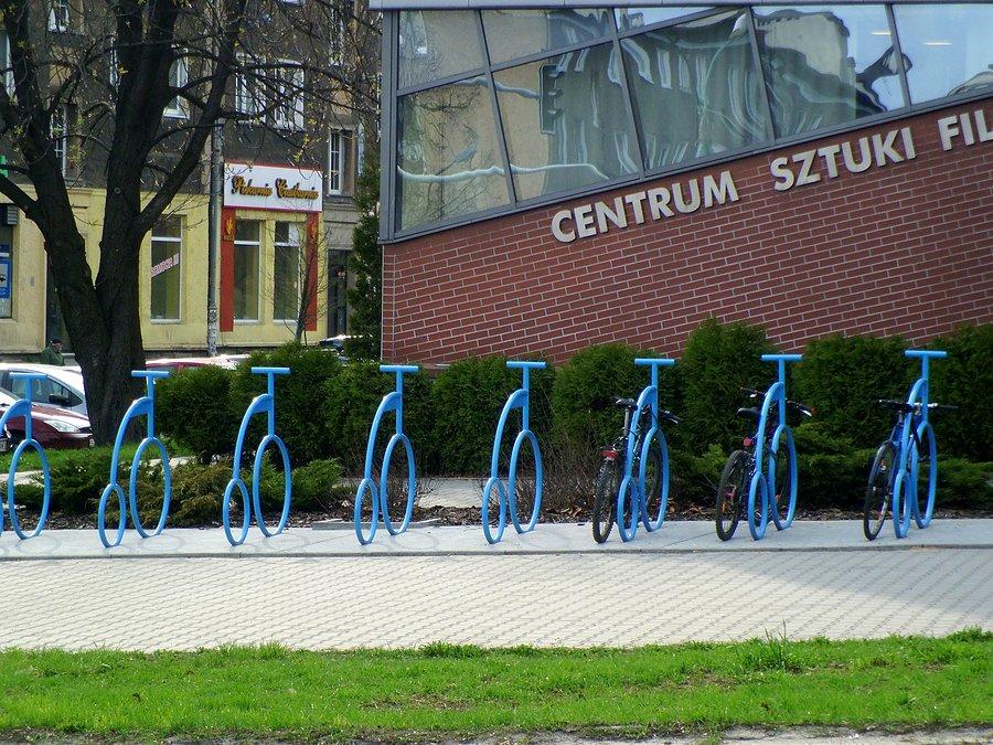 Stojaki rowerowe przed kinem Kosmos