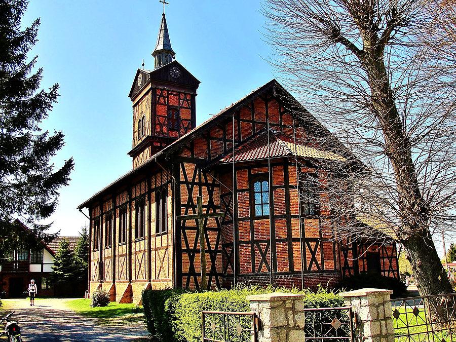 Zabytkowy kościół parafialny zbudowany w 1852 r.-Marzęcin