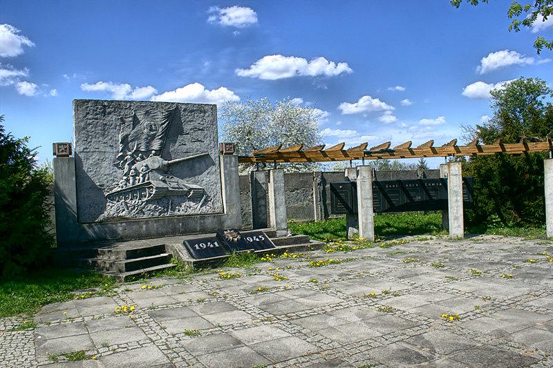 Międzynarodowy Cmentarz Wojenny w Stargardzie. mauzoleum przeniesione z Placu Wolności