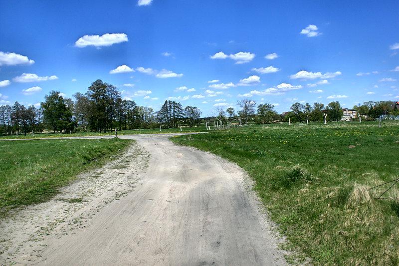 Po dojechaniu do skrzyżowania z drogą asfaltową skręcamy w prawo