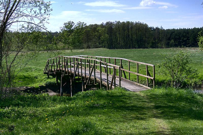 Drewniany mostek nad Iną w Rogowie