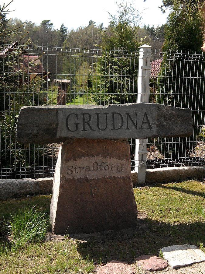 Grudna, niem. Strassfurth, włość. wś., pow. złotowski, w piaszczystej okolicy nad rzeką Gwdą, która tu młyn i piłę obraca, na pograniczu Prus zachodnich z Pomeranią. Obszaru ziemi obejmuje mórg 4322, bud. 78, dom. mieszkalnych 30, ewang. 253