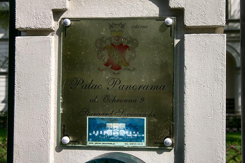 Tabliczka na pałacu