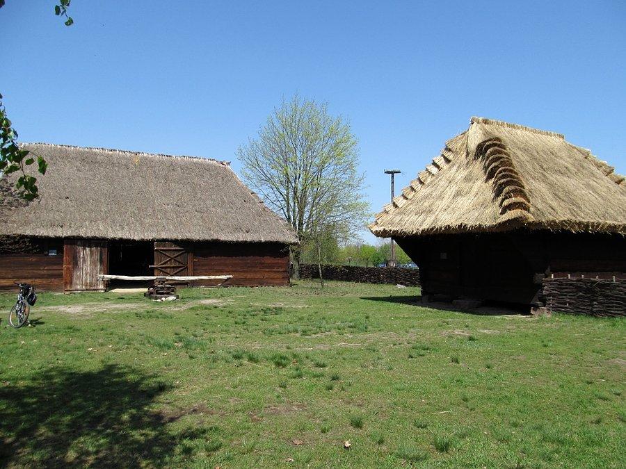 Stodoła ze Złakowa Kościelnego oraz po prawej Lamus
