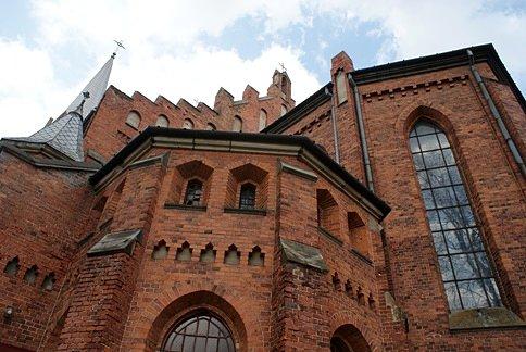 Kościół wzniesiono w latach 1898 - 1907, w stylu neogotyckim, budowla trójnawowa, halowa