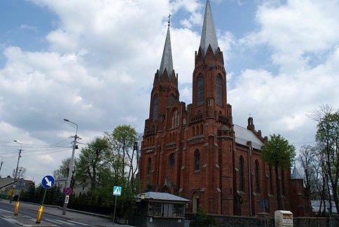 Zbudowany jest z czerwonej cegły