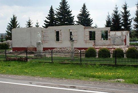 Kościół w ruinie we wsi Brudzewice //woj. łódzkie//