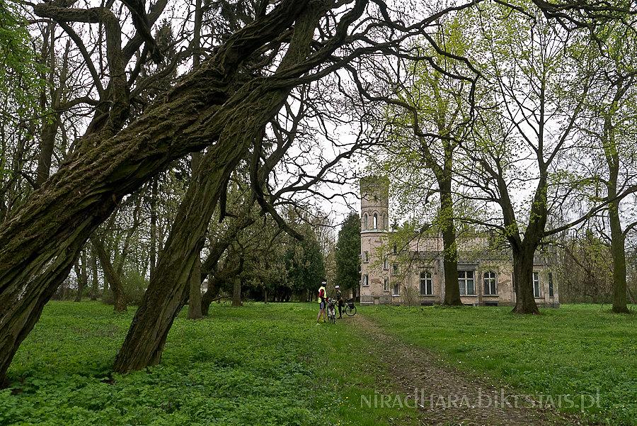 Przed nami pałac w Arcugowie