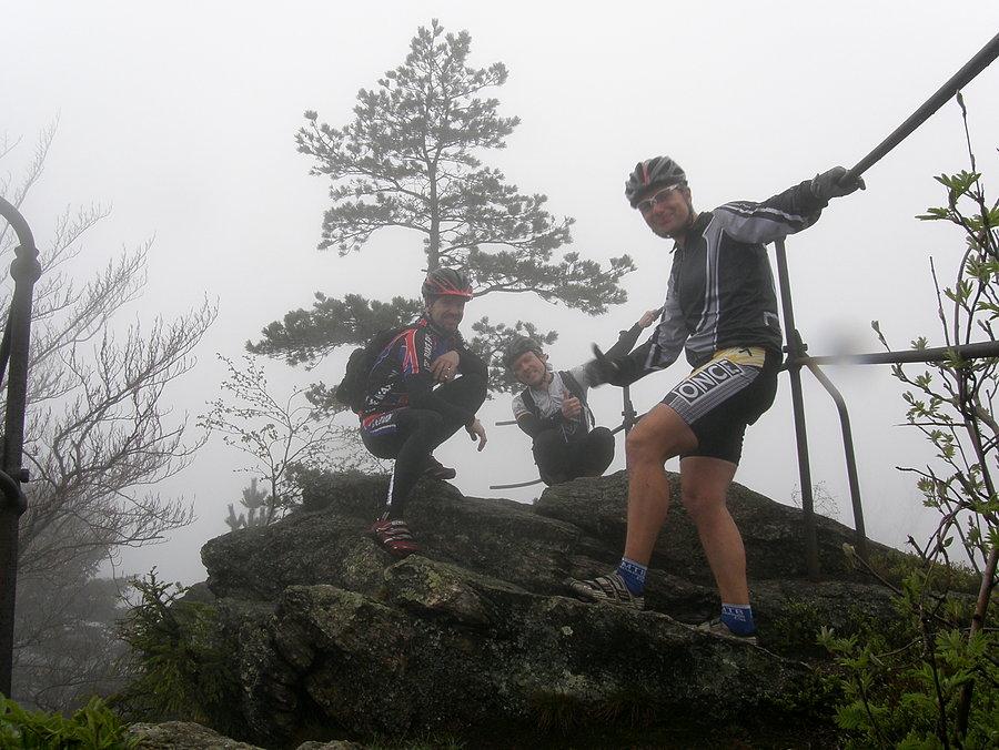 Wdrapaliśmy się na szczyt (700 m), widoczność okolicy zerowa, ale humory są bo jesteśmy w górach :)