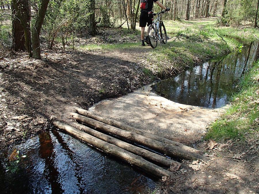 Czarny szlak MTB - mostek przez wodę