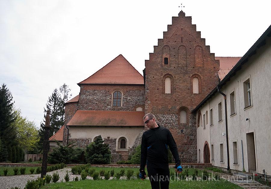 Na co Adam patrzy z takim zaciekawieniem?