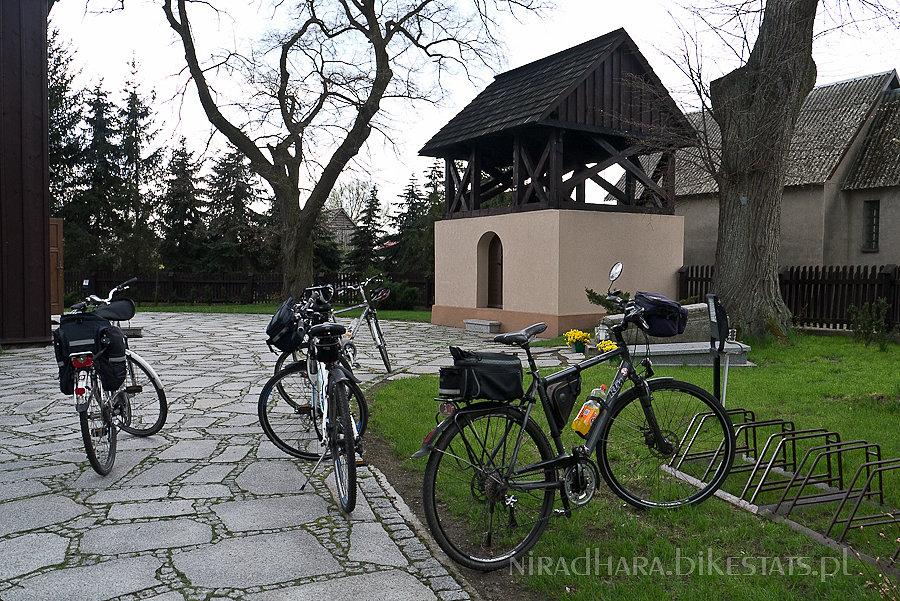 Przed kościołem w Orchowie