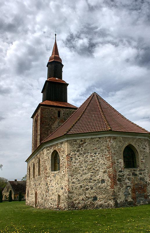 Kościół w Poczerninie z wieżą zakończoną drewnianym hełmem z 1850 roku
