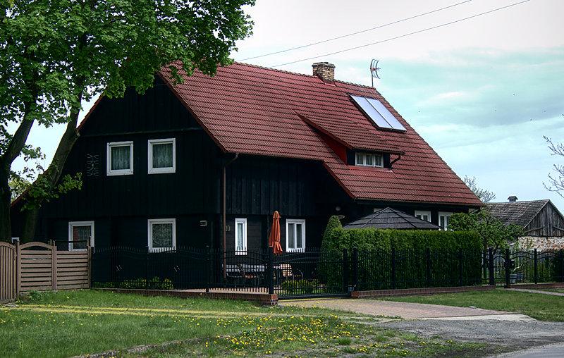 Jeden z kilku drewnianych domów w Sownie