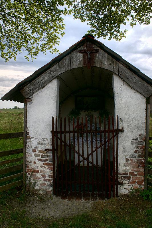 Przydrożna kapliczka w Grzędzicach