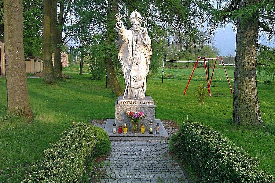 Żuków pomnik Jana Pawła II