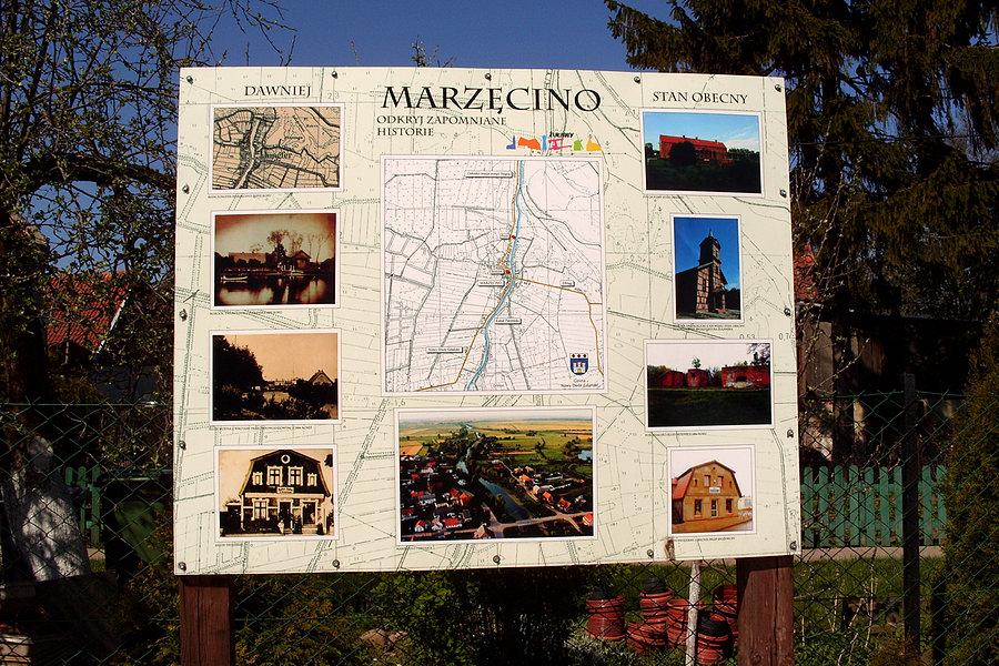 Tablica informacyjna w Marzęcinie