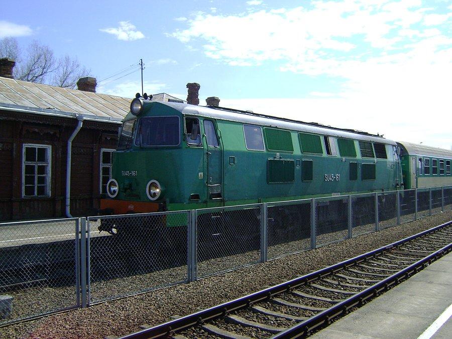 SU45-161 z pociągiem TLK Hańcza wjeżdża na stację w Trakiszkach