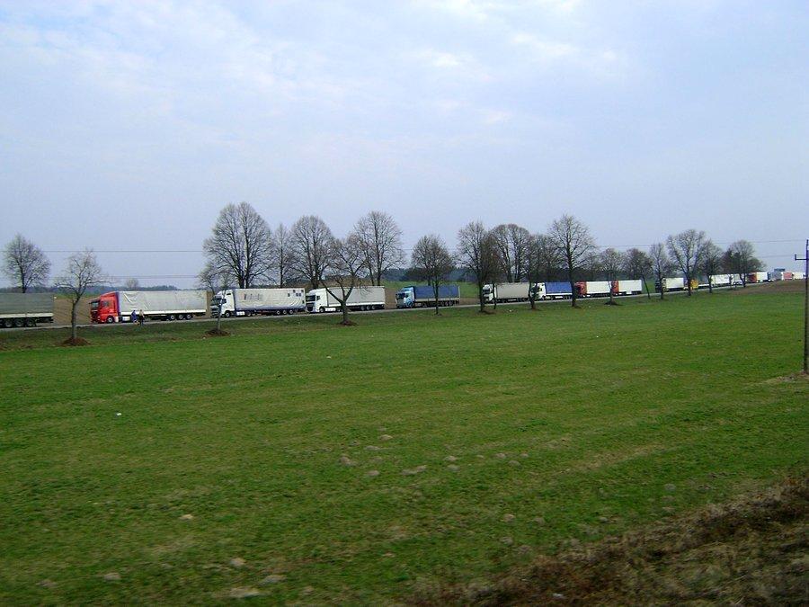 Kolejka tirów na granicę w Kuźnicy sięga aż za Sokółkę