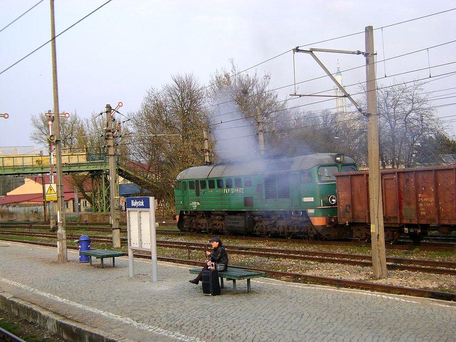 ST44-172 wyrusza z pokaźnym składem eaos-ów ze stacji Białystok