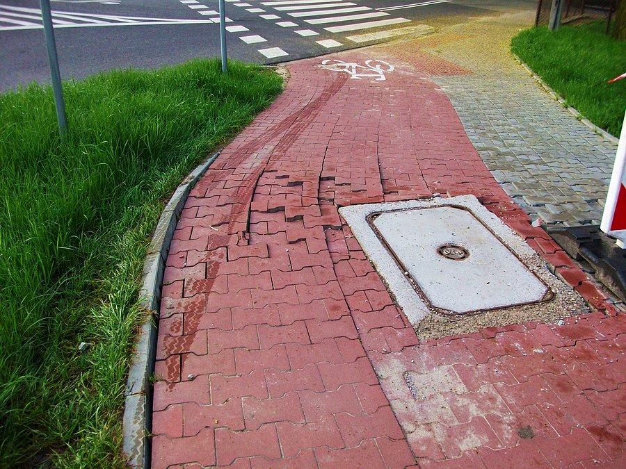 Uszkodzona droga rowerowa