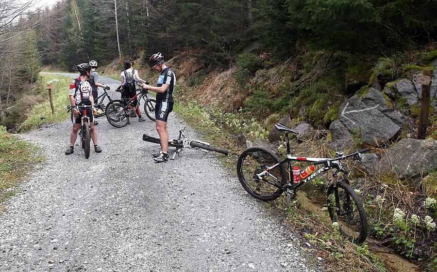 Podczas podjeżdżania sporo endurowców żeśmy wyprzedzali