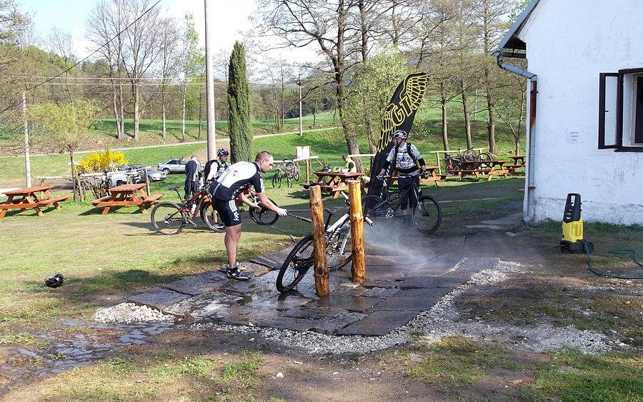 Błotka oczywiście nie zabrakło i po zabawie czas umyć rowerki