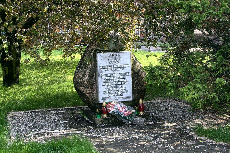 Początek trasy. Pomnik poległych żołnierzy 9 Pułku Piechoty 3 Dywizji I Armii Wojska Polskiego, pl. Słoneczny