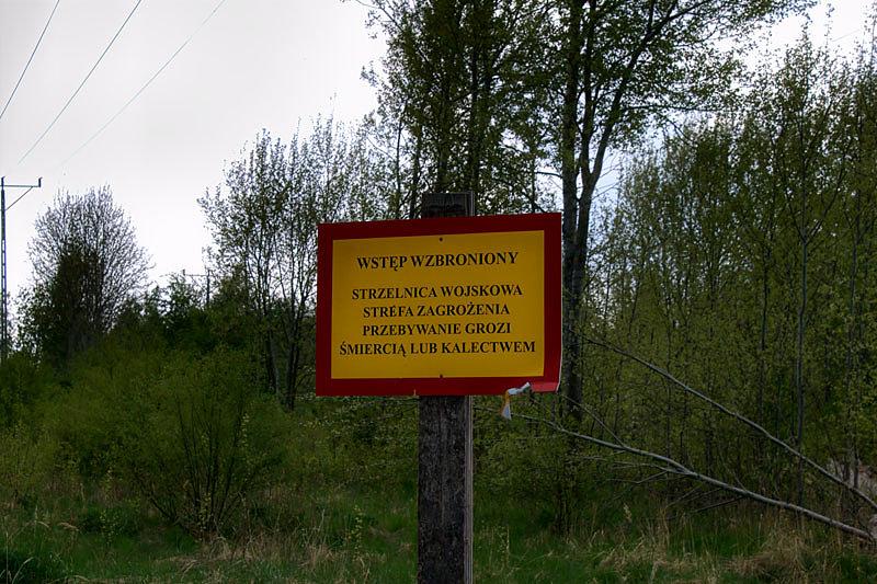 Tablica ostrzegawcza na terenie poligonu