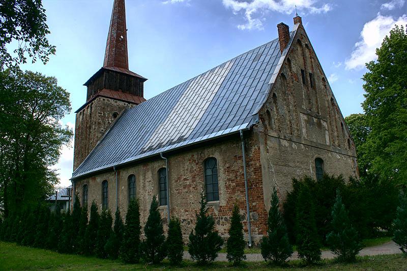 Wewnątrz świątyni znajdują się cenne przedmioty barokowe