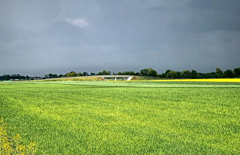 Z lewej strony wiadukt nad drogą nr 10