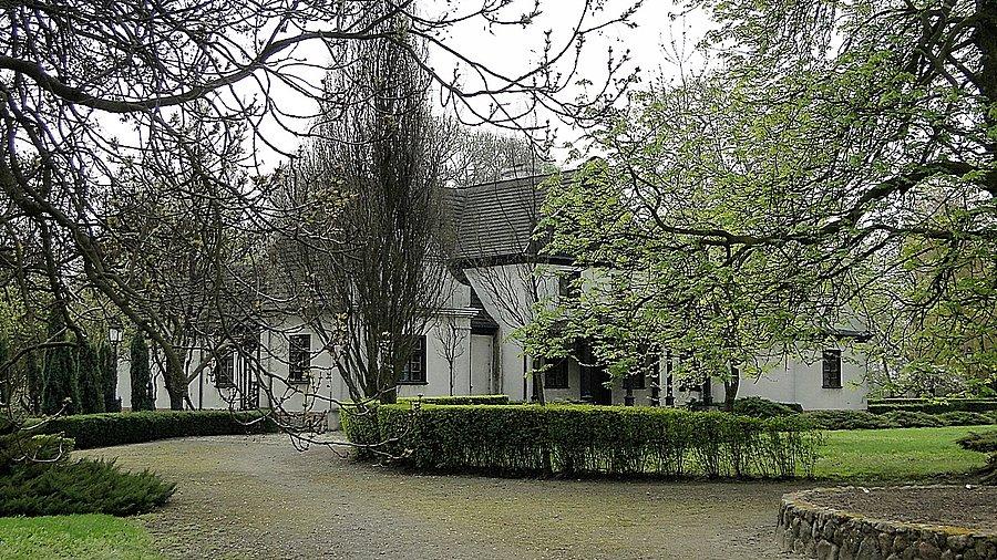 Rowerami jedziemy do Trzemeszna. Po drodze jest dwór w Osówcu