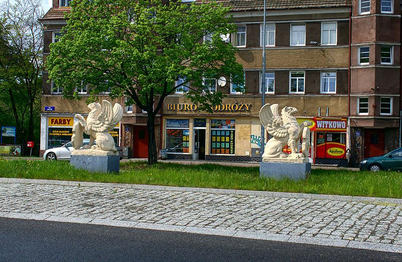 Gryfy na rondzie na Placu słonecznym
