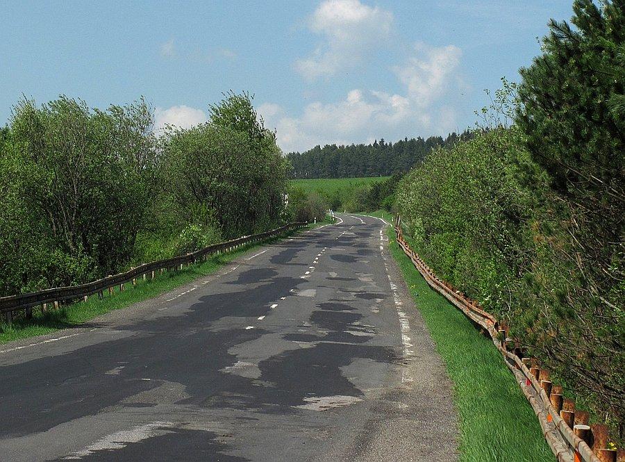 Mozaika asfaltów na podjeździe na Vabec