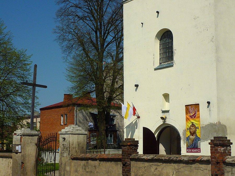 Niewybuchy w ścianie późnorenesansowego kościóła św. Anny (z 1635r.) w Bolimowie