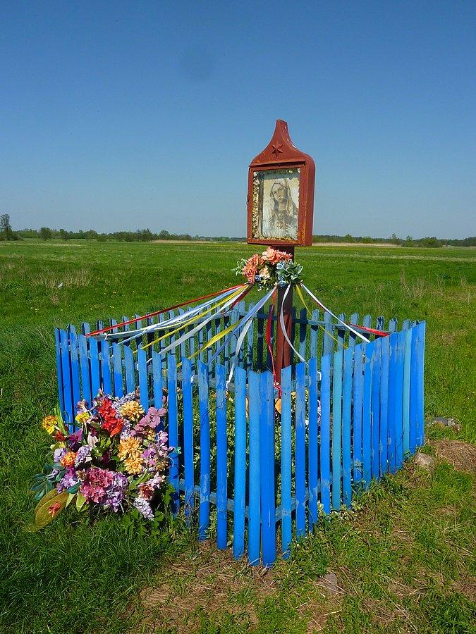 Kolorowa kapliczka. Bednary