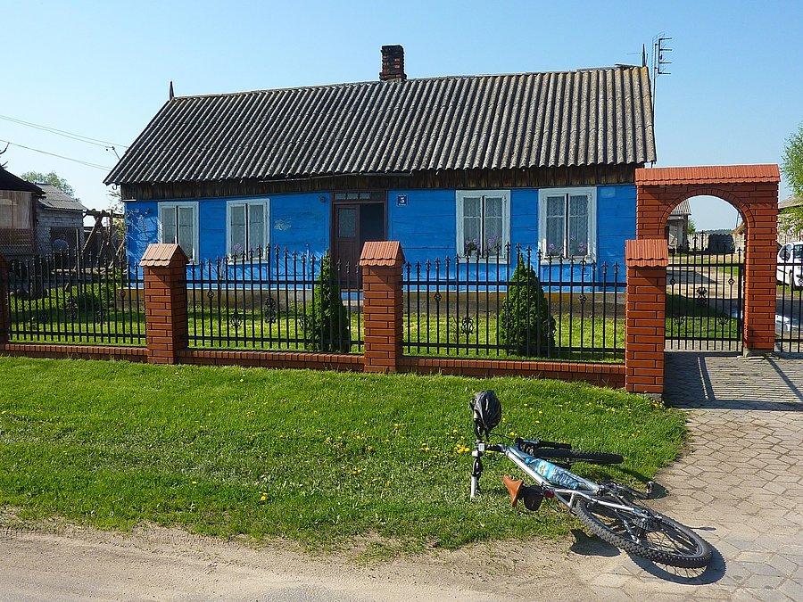 Jedna z ostatnich pomalowanych na niebiesko chałup na obszarze dawnego Księstwa Łowickiego. Gągolin