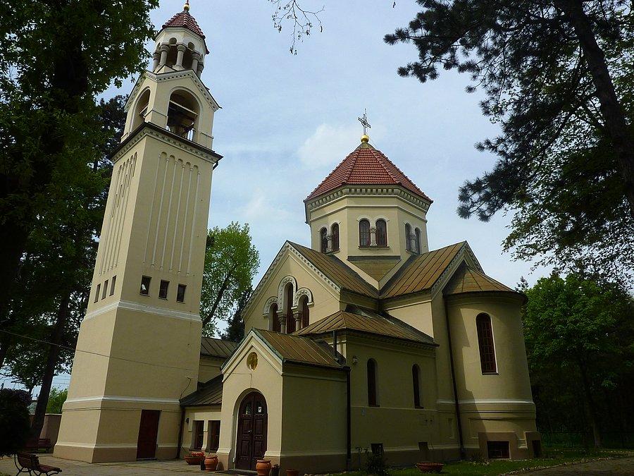 Cerkiew wybudowana została w stylu ormiańskim na planie krzyża greckiego. Wyposażenie cerkwi (ikony, relikwiarze) zostało wywiezione podczas ewakuacji szpitala w 1915 roku w głąb Rosji