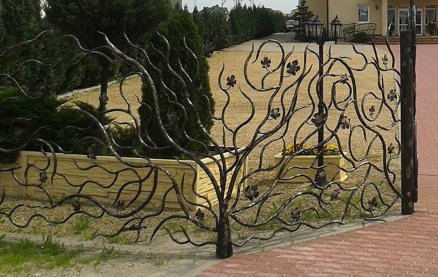 Ogrodzenie może być z siatki, a może być takie
