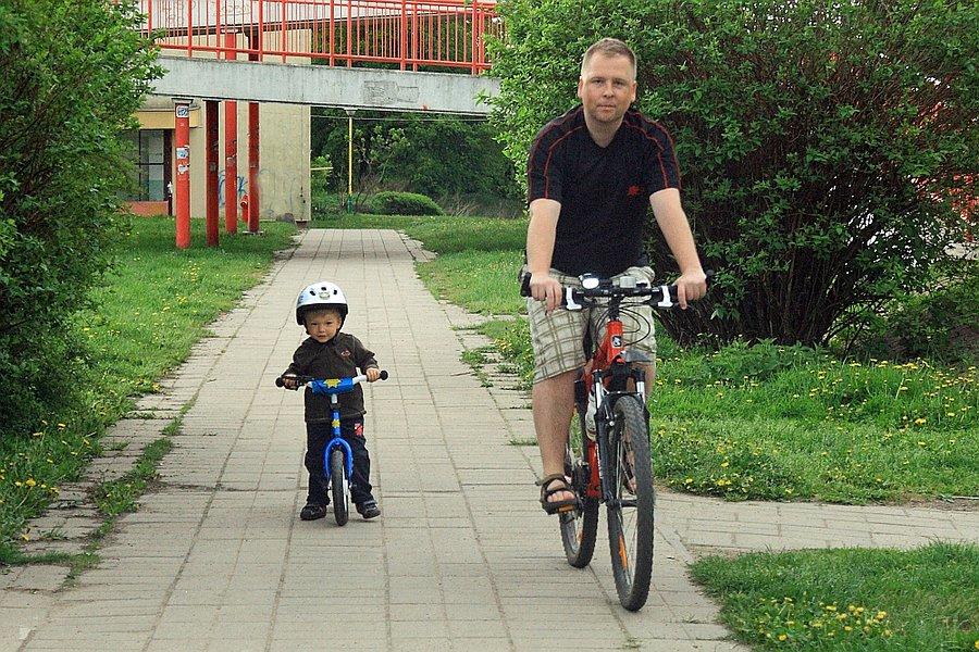 Pierwsza jazda na swoim rowerku. Ruszamy spod domu