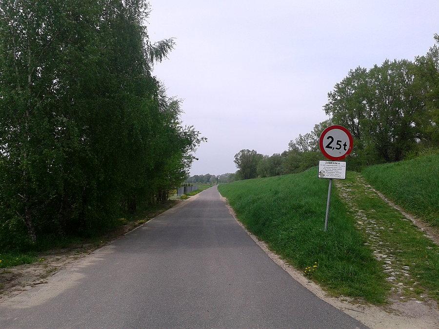 Droga wzdłuż wału wiślanego w Kępie Oborskiej. Marzenie rowerzysty