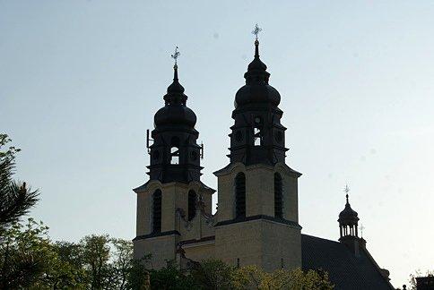 Wieże kościoła w Lubochni