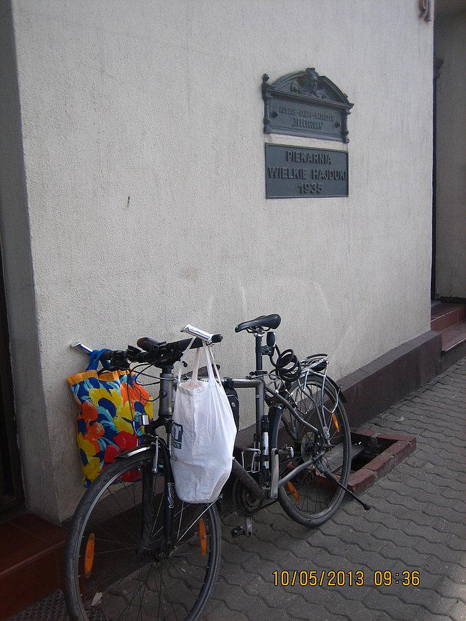 Na kierownicy 2 torby z pysznym pieczywem, a trzecia - w plecaku