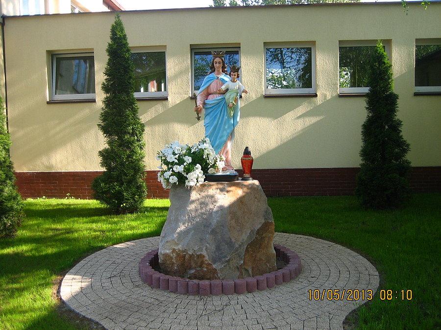 Figura Matki Bożej przed budynkiem szkoły salezjańskiej w Śiętochłowicach - Zgodzie