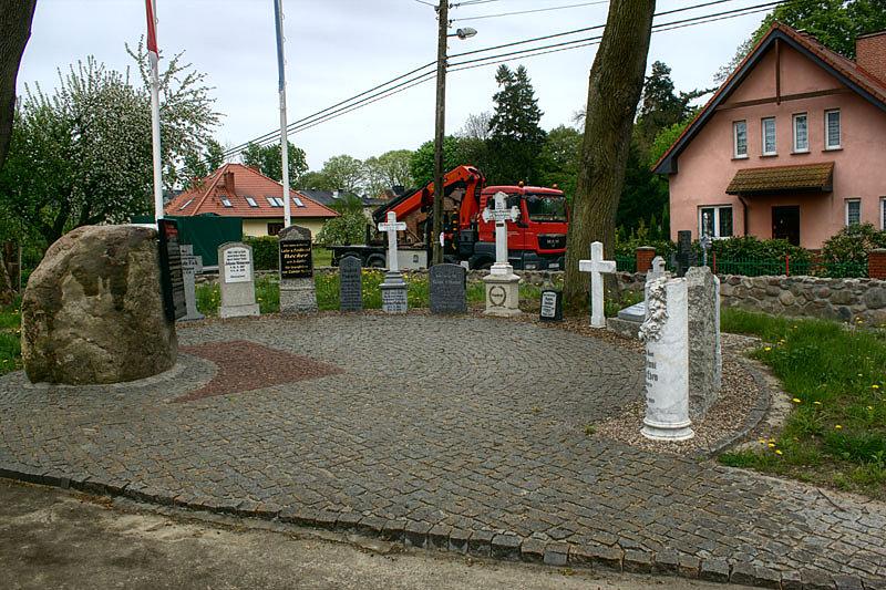 Lapidarium przy kościele w Grabowie