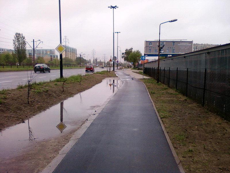 DDR i kałuża na chodniku